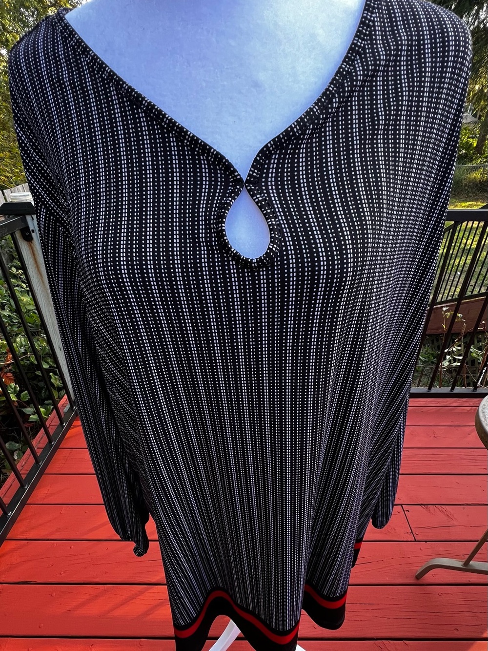 Liz Claiborne Black and White Keyhole Knit Blouse